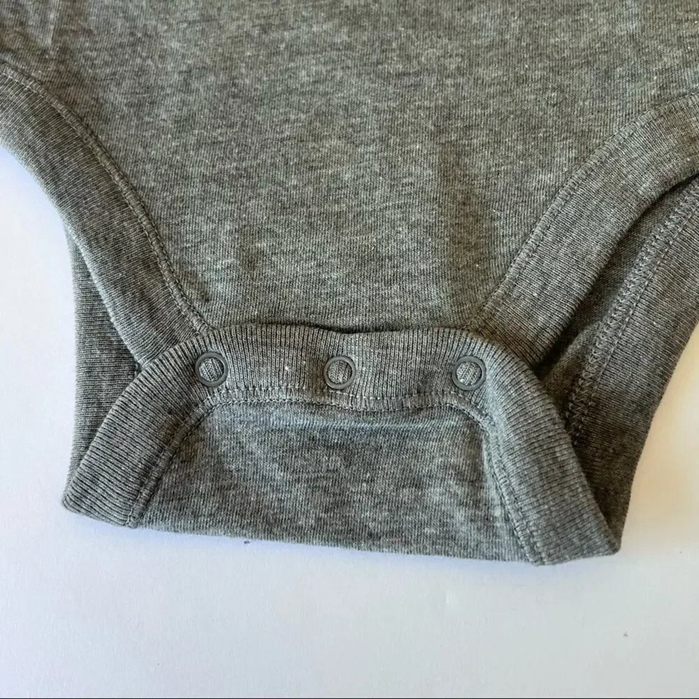 Old Navy Baby Long Sleeve Graphic Logo Bodysuit Sz 18-24M
